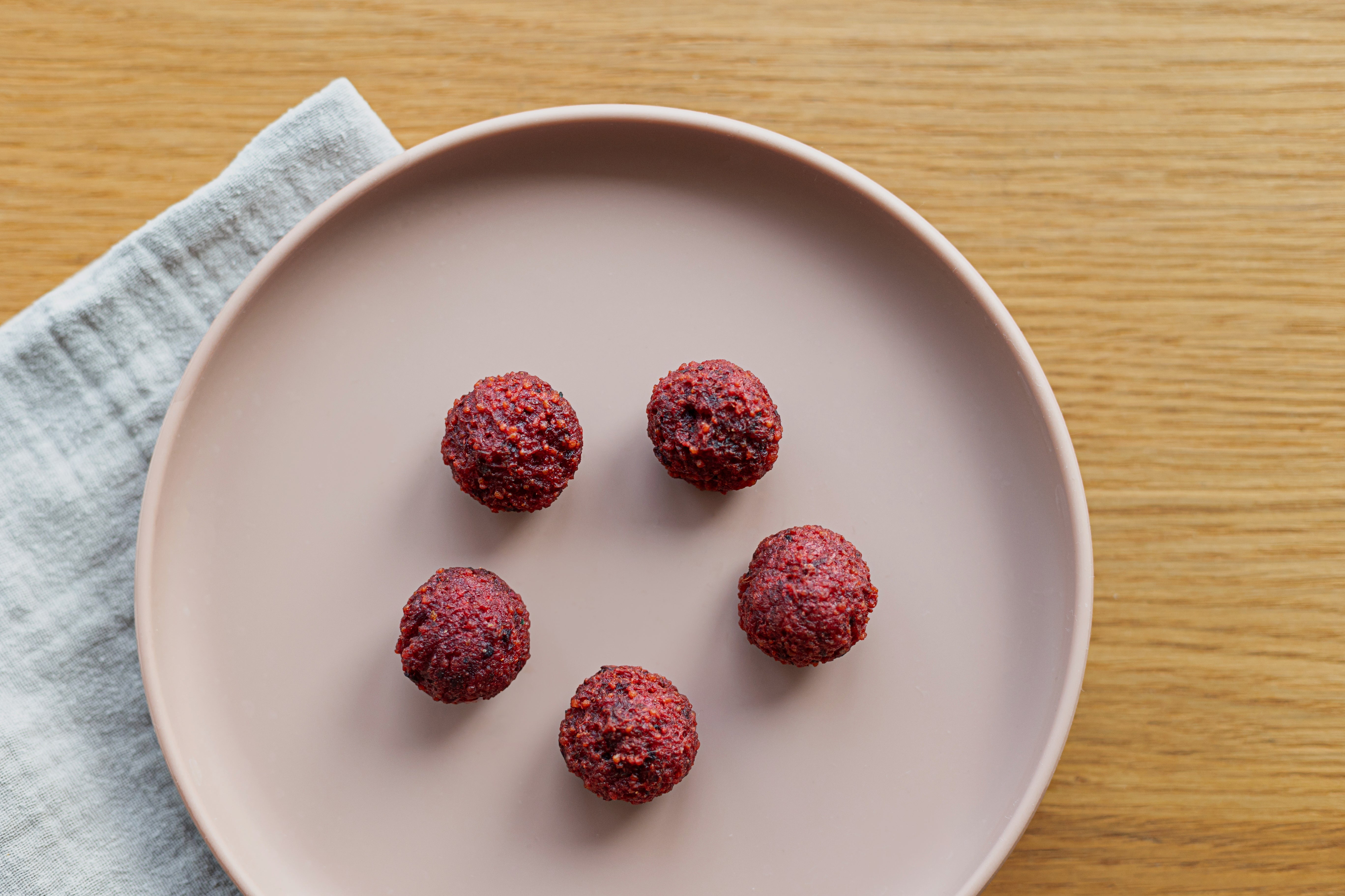 breifreie Rote Bete Couscous Bällchen für Babys ab 8 Monaten auf Babyteller angerichtet